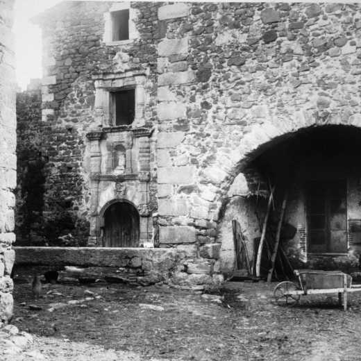 Façana de la capella de la torre de Cartellà l'any 1920