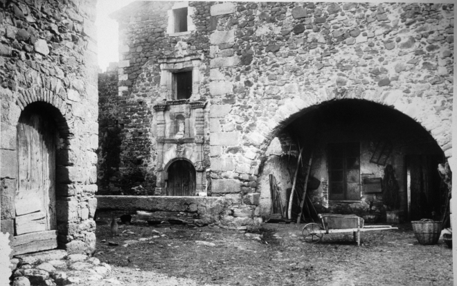 Façana de la capella de la torre de Cartellà l'any 1920