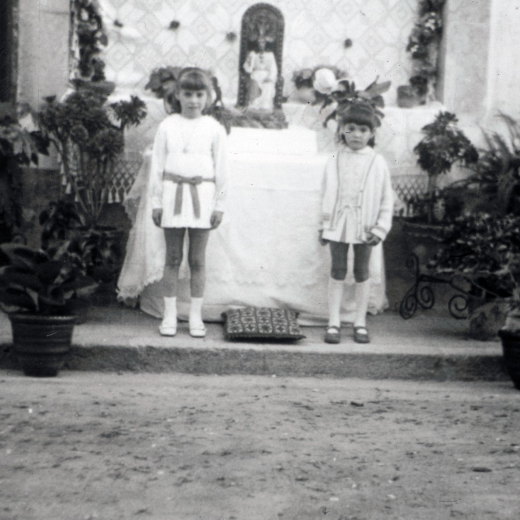 Per la festa de Corpus en que s'acostuma a muntar altars al carrer on s'hi aturava al seu pas la professó, s'en munta un a la plaça al lloc on es situa la cobla per tocar sardanes. En aquesta foto les germanes Teresa i Montserrat Pimàs Turón.