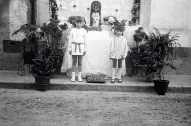 Per la festa de Corpus en que s'acostuma a muntar altars al carrer on s'hi aturava al seu pas la professó, s'en munta un a la plaça al lloc on es situa la cobla per tocar sardanes. En aquesta foto les germanes Teresa i Montserrat Pimàs Turón.