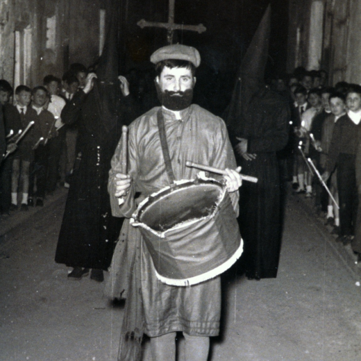 Joaquim Roca Pou, timbaler en la processó del Divendres Sant.