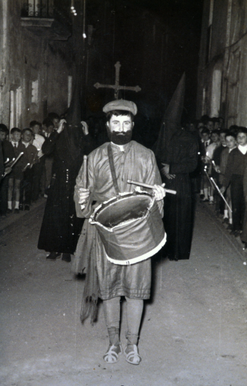 Joaquim Roca Pou, timbaler en la processó del Divendres Sant.