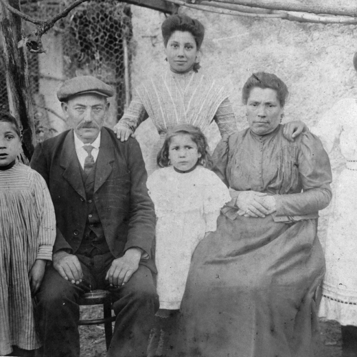 La família Gelabert, espardenyers de Maçanet.

D'esquerra a dreta: en Paco, el pare Pere, la filla gran Cristina, la petita Lluïsa, la mare Francesca i l'altre filla Maria.