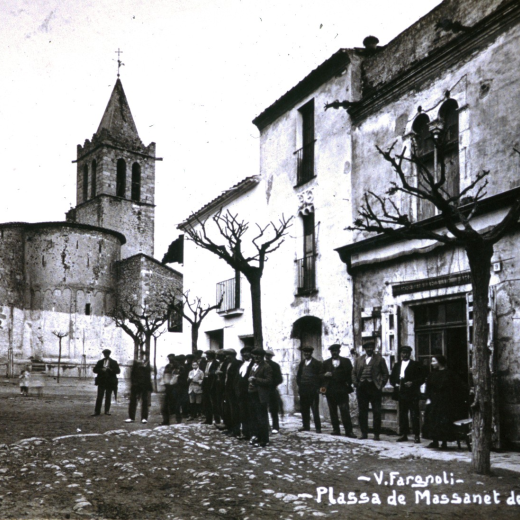 Vista de la plaça de l'Església l'any 1918. En primer plà Ca l'Orench i Can Júria un diumenge al mig dia.