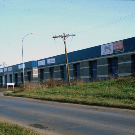 Les naus industrials del polígon Can Roura junt a la carretera de Maçanet a Hostalric