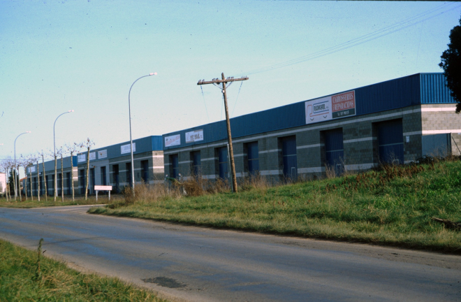 Les naus industrials del polígon Can Roura junt a la carretera de Maçanet a Hostalric