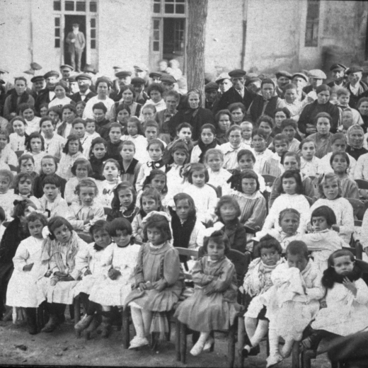 Festa de l'arbre l'any 1917. El col·legi de nenes amb la seva mestra la Srta. Angelita Baró