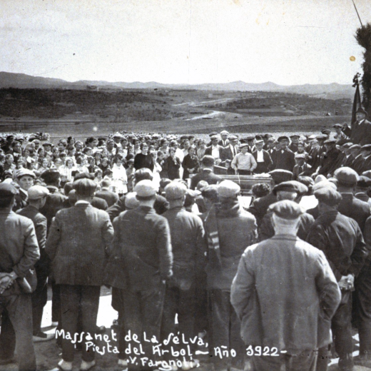 Celebració de la Festa de l'arbre l'any 1922. Al fons l'antiga carretera de sorres i l'Aulet d'en Feliu on avui hi ha l'urbanització anomenada 
