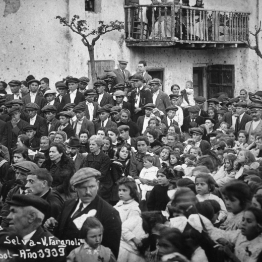 Festa de l'arbre a la plaça de l'Església l'any 1919. Al fons, al balcó de Can Morral ple de gent.