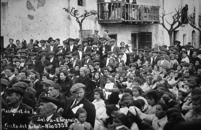 Festa de l'arbre a la plaça de l'Església l'any 1919. Al fons, al balcó de Can Morral ple de gent.
