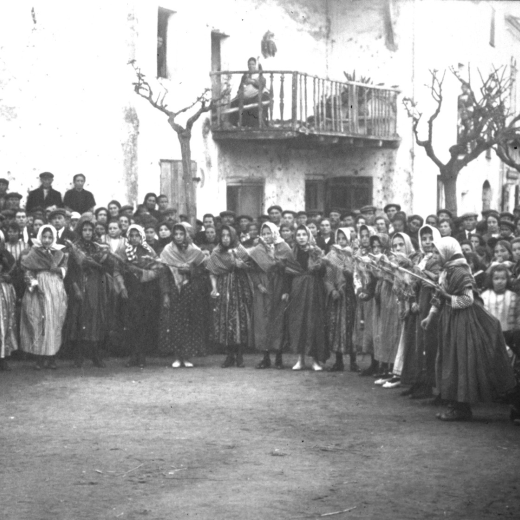 Festa de l'arbre a la plaça l'any 1922. Les noies del col·legi interpretant la cançó 