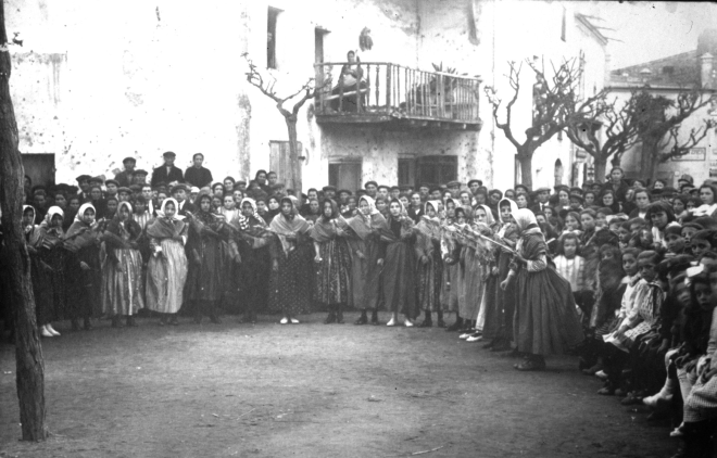 Festa de l'arbre a la plaça l'any 1922. Les noies del col·legi interpretant la cançó 