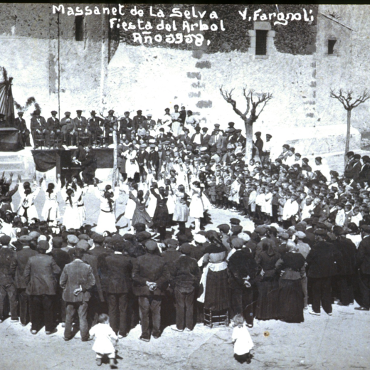 Festa de l'arbre de l'any 1918 a la plaça de l'Església. Les noies del col·legi interpreten una dança.
