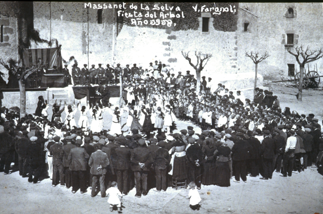 Festa de l'arbre de l'any 1918 a la plaça de l'Església. Les noies del col·legi interpreten una dança.
