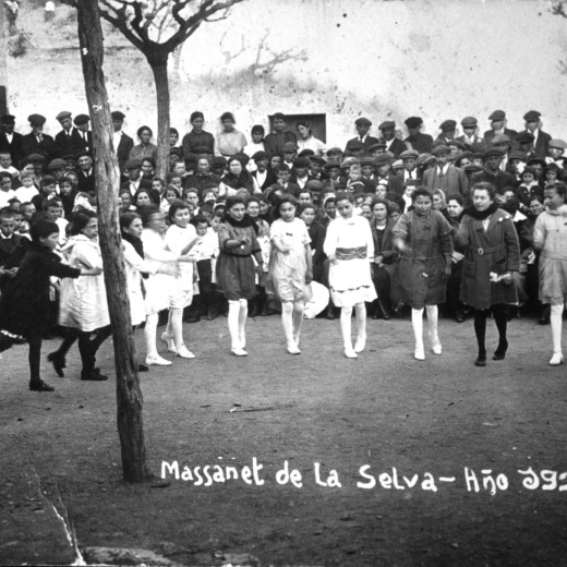 Festa de l'arbre de l'any 1920. Un grup de nenes interpretant dances i cançons populars.