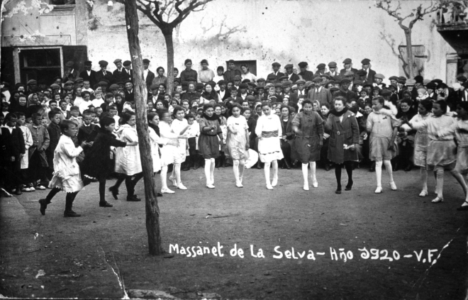 Festa de l'arbre de l'any 1920. Un grup de nenes interpretant dances i cançons populars.