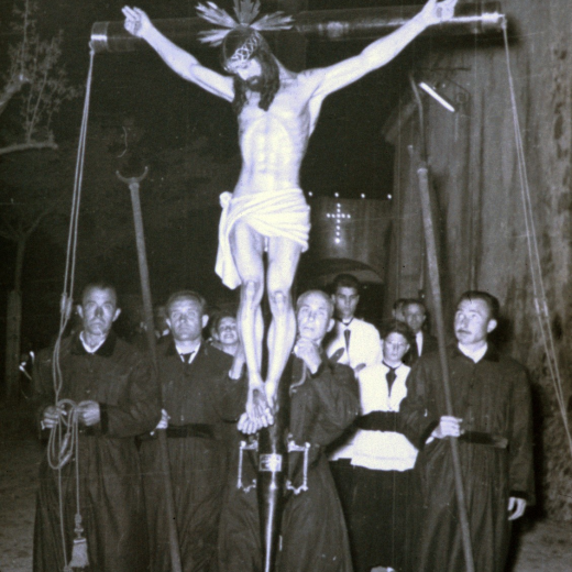 Processó de Divendres Sant. El que porta Sant Crist és l'Emili Planas acompanyat per Jaume Codina, Josep Baltrons i Emili Amatller. A darrera l'escolà Josep M Quellos i el rector Mn Miquel Massegú.