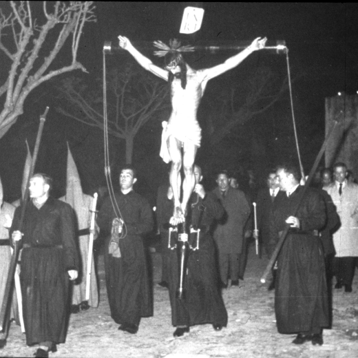Processó de Divendres Sant. Els portadors del Sant Crist, Josep Baltrons, Narcís Codina, Josep Pi i Josep Roura. Les autoritats Lluís Vilella, alcalde i Joan Viader i Magí Clarió