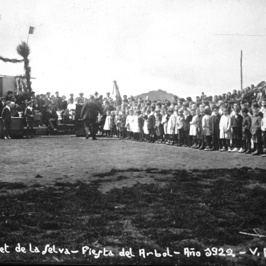 Festa de l'arbre de l'any 1922. Al fons al turó de Sant Jordi.