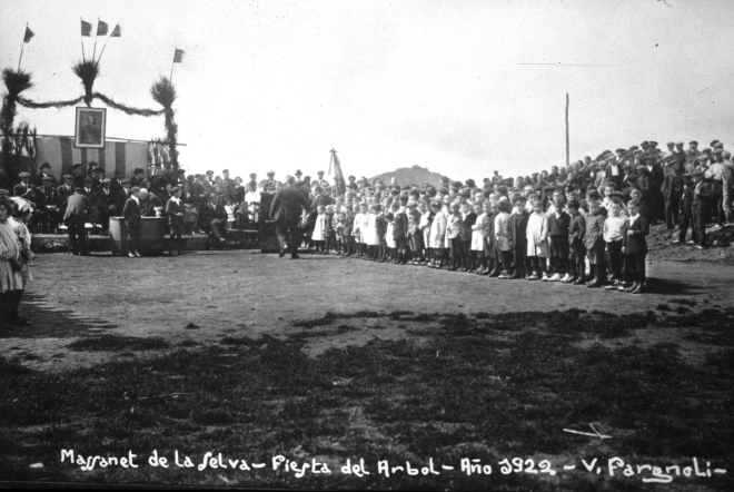 Festa de l'arbre de l'any 1922. Al fons al turó de Sant Jordi.