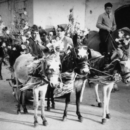Cavalcada de Sant Antoni Abad. Dalt del carro tirat per tres burros, en Joaquim Sagrera, Joan Canals, Pere Martinell i a dalt d'un cavall en Joan Costa.