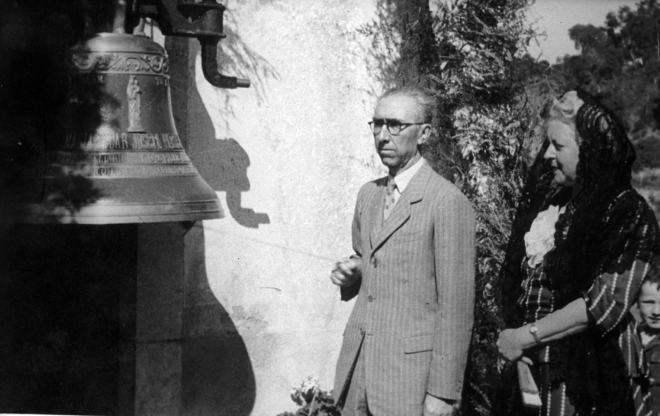Benedicció de la nova campana de Martorell. 
Fadrins Narcís Tussell i Pilar Andreu Puigdelmàs.