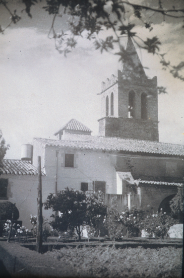 Detall del jardí de la rectoria i de l'antic porxet i de la torre comunicadora.