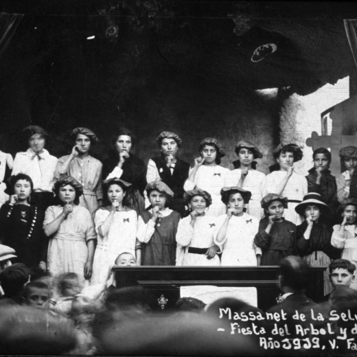 Festa de l'arbre i la vellesa l'any 1919. Les noies del col·legi interpreten 