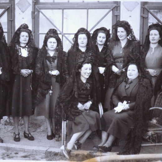 Grup de portadors de la Mare de Déu dels Dolors per la processó del Divendres Sant l'any 1949.

Montserrat Clos, Maria Aregay, Dolors Llinàs, Mercè Xarbau, Lluïsa Figueras, Pilar Bosch, Lluïsa Ruhí, Trinitat Franc. Assentades: M Rosa Quellos i Felicitat Llirinós.