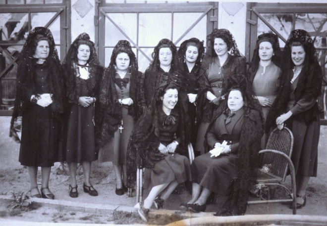 Grup de portadors de la Mare de Déu dels Dolors per la processó del Divendres Sant l'any 1949.

Montserrat Clos, Maria Aregay, Dolors Llinàs, Mercè Xarbau, Lluïsa Figueras, Pilar Bosch, Lluïsa Ruhí, Trinitat Franc. Assentades: M Rosa Quellos i Felicitat Llirinós.