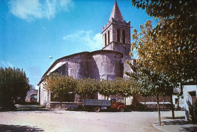 Plaça de l'Església amb l'antic porxet de la rectoria, avui (2002) desaparegut.