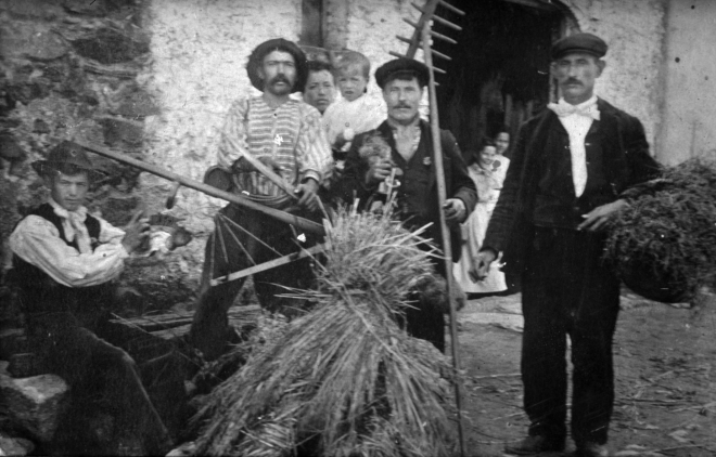 Una família de pagesos de finals del segle XIX a les tasques de la sega.