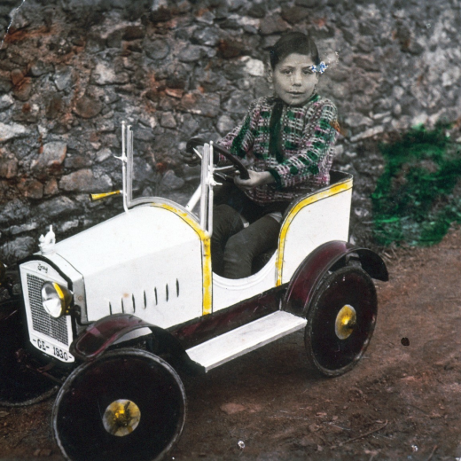 Un cotxe construït pel mecànic Miquel Bagué pels seu fill Ramón que s'accionava amb pedals i portava piles pels fums. Li posà per matrícula GE1930 que fou l'any que el construí i per marca GRAY, una de les més populars d'aquell temps.