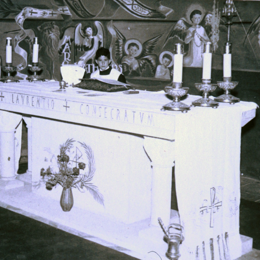 Detall de l'altar Major de l'Església parroquial amb el rector Mn Francesc Berga i els escolans Jaume Costa i ?.