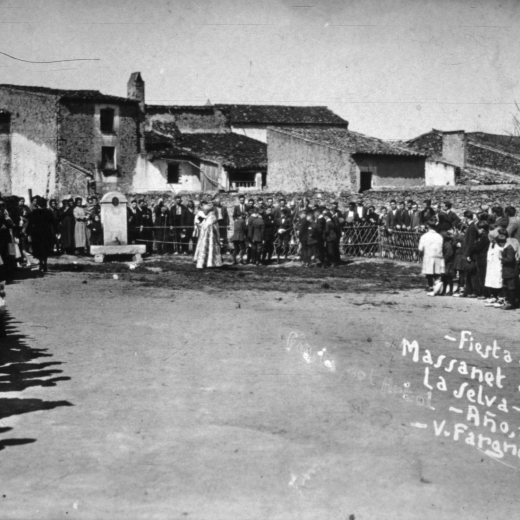 Festa de l'arbre l'any 1923 amb la benedicció de la font del pati dels nous col·legis.

La casa més alta que té xemeneia era Can Palmada que fou enderrocada els anys 70 junt amb l'antic ajuntament per donar pas a l'obertura del nou carrer Salvador Espriu.