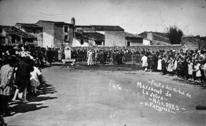 Festa de l'arbre l'any 1923 amb la benedicció de la font del pati dels nous col·legis.

La casa més alta que té xemeneia era Can Palmada que fou enderrocada els anys 70 junt amb l'antic ajuntament per donar pas a l'obertura del nou carrer Salvador Espriu.