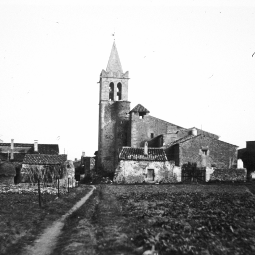 Vista del campanar i el seu entorn l'any 1940 molts anys abans de l'expansió urbanística de la vila