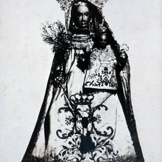 Antiga imatge ricament vestida de la Mare de Déu de Cabrera que es venerava a l'Església parroquial de Maçanet des de feia 600 anys i que fou destruïda en els primers temps de la guerra civil l'any 1936