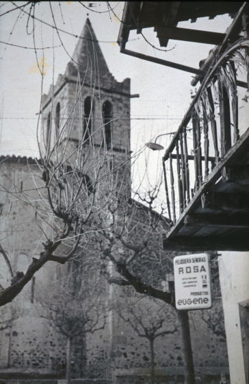 Plaça de l'Església i detall de l'antic balcó de Can Morral