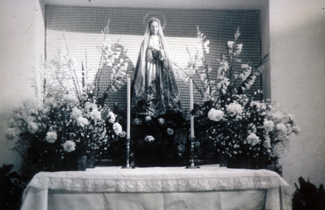 Un altar de corpus dels que es muntaven en diversos carrers de la vila. Aquest és al davant de l'avui botiga de Can Manté al carrer dels Dolors.