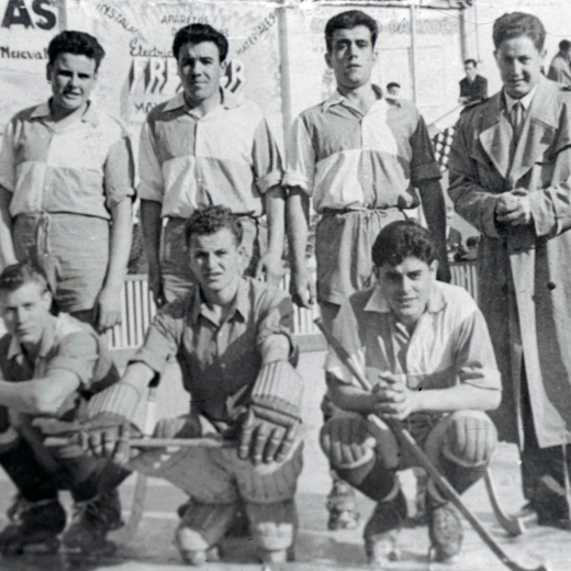Equip dels primers temps del SHUM a la pista del Club Pati Vic.

drets: Joan Pagès, Pere Martinell, Narcís Codina, i Martí Tomàs entrenador. Agenollats: Francesc Brossa, Pere Barceló i Josep Pujol.