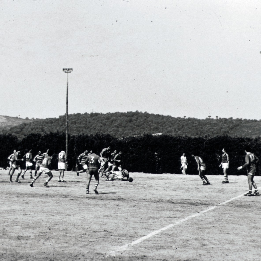 Partit de rugby al camp municipal d'esports de Maçanet . Al fons es pot observar el turó d'en Figueras i la pedrera del mateix nom