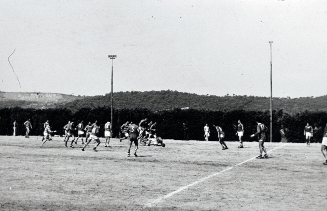 Partit de rugby al camp municipal d'esports de Maçanet . Al fons es pot observar el turó d'en Figueras i la pedrera del mateix nom