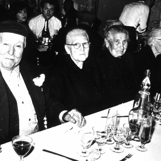 Detall del dinar als homenatjats a la vellesa celebrat a Palau de Foixà. Els avis són: Jaume Oliveras, Dolors Surós, Raimunda Masferrer, Dolors Tarrès, i Consol Oliveras.