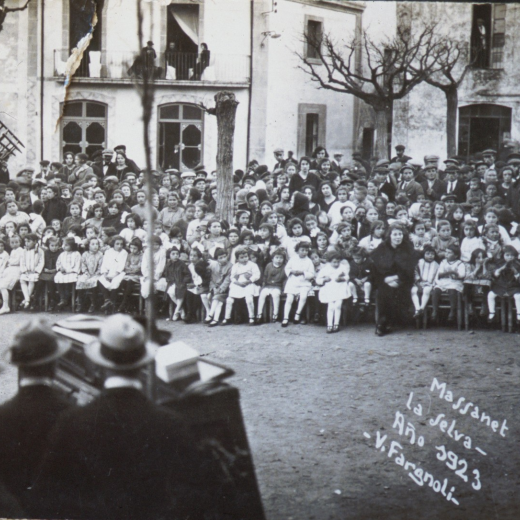La Festa de l'arbre i la vellesa a la plaça de l'Església l'any 1923.

En primer terme la mestra, la Sra. Angelita Baró amb les seves alumnes.