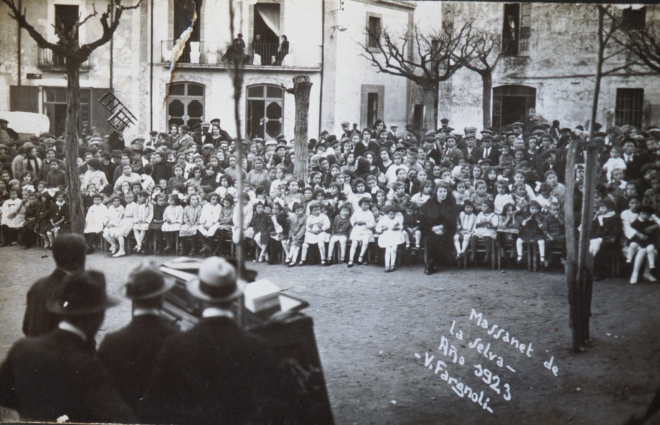 La Festa de l'arbre i la vellesa a la plaça de l'Església l'any 1923.

En primer terme la mestra, la Sra. Angelita Baró amb les seves alumnes.
