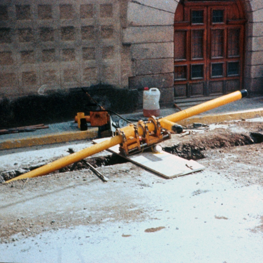 Treballs d'instal·lació del gas natural al seu pas per la plaça de l'Església.