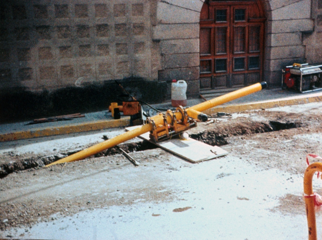 Treballs d'instal·lació del gas natural al seu pas per la plaça de l'Església.