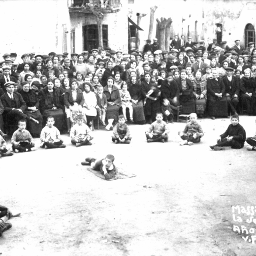 Festa de l'arbre de l'any 1925. Els alumnes del mestre Sr. Cantenys interpretant la cançó 