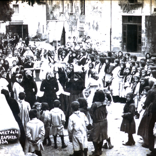 Processó de Corpus l'any 1914 al seu pas per la plaça de l'Església.